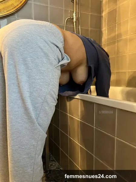 Real mom getting her hands dirty on this drain